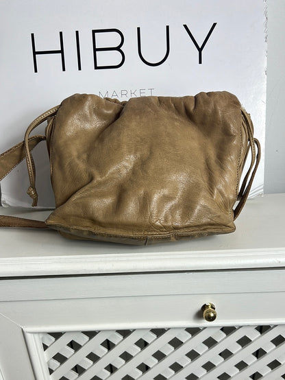 OTRAS. Bolso beige piel logo