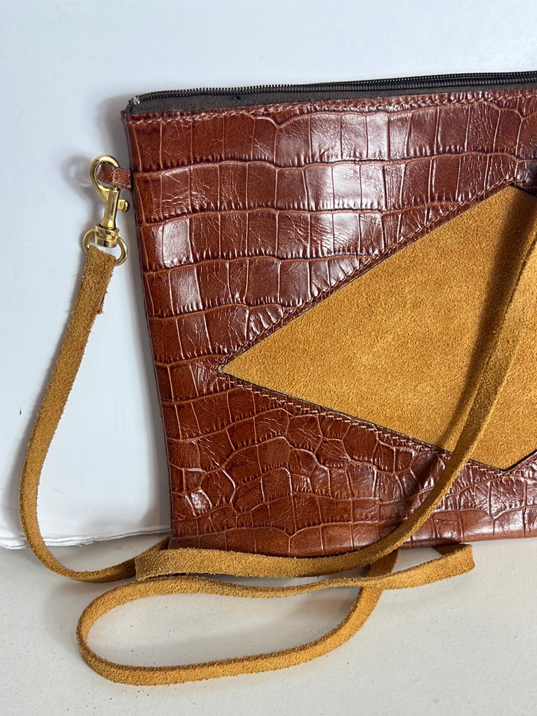 HELIOTROPO. Bolso piel troquelada marrón