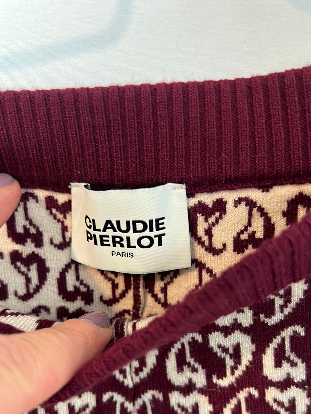 CLAUDIE PIERLOT. Total look punto burdeos estampado. T 1 (S)