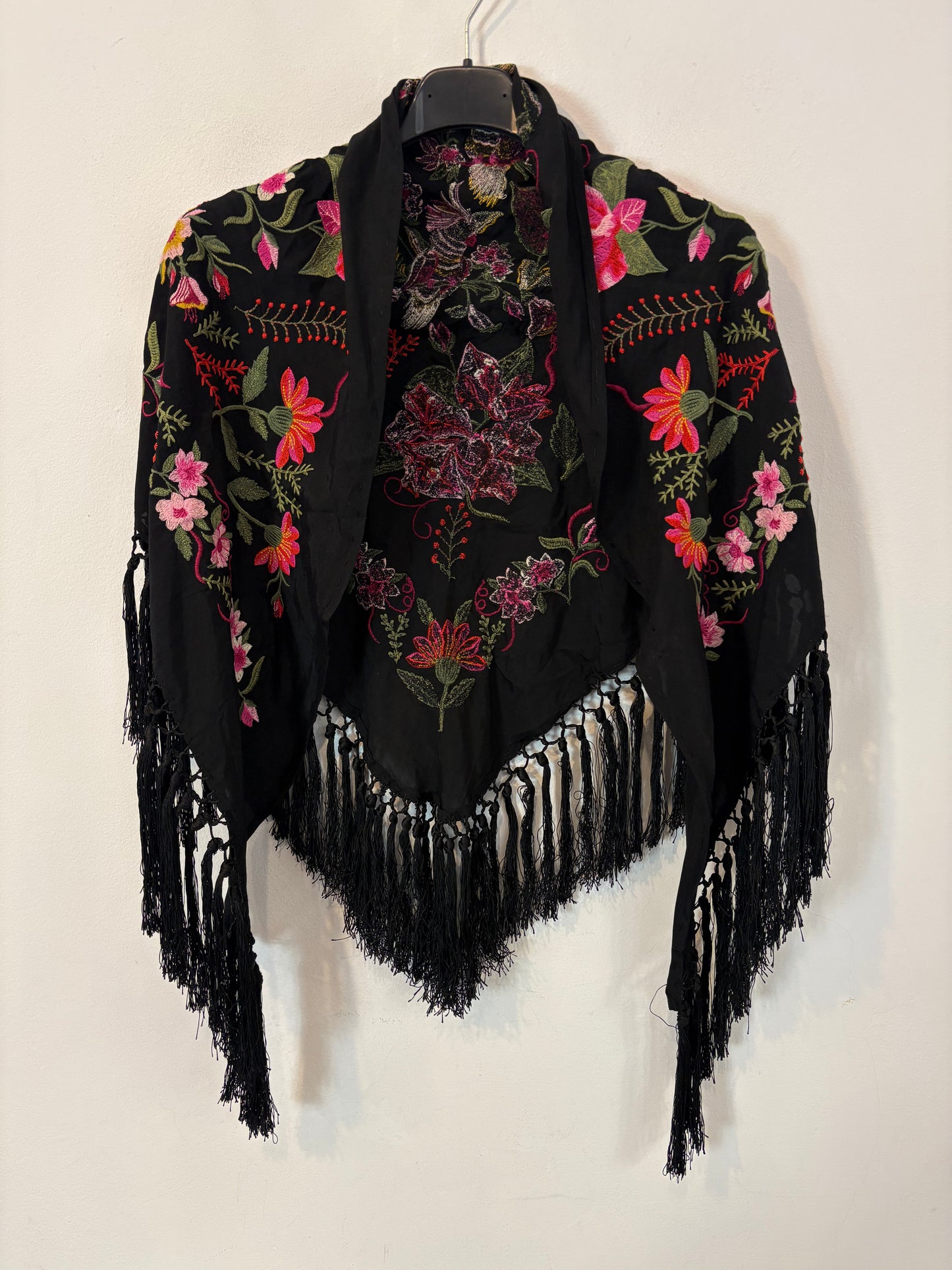 Mantoncillo negro bordado