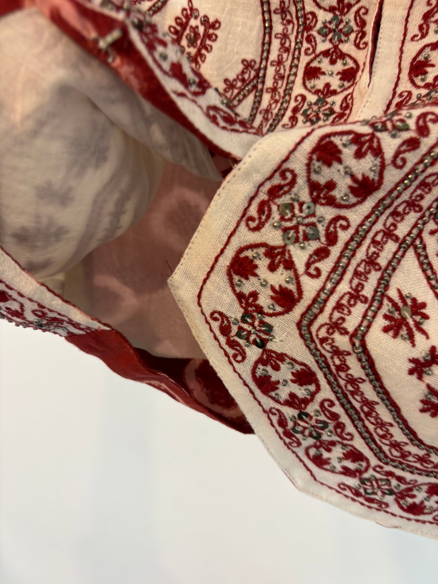 INTROPIA. Conjunto chaleco y falda detalles