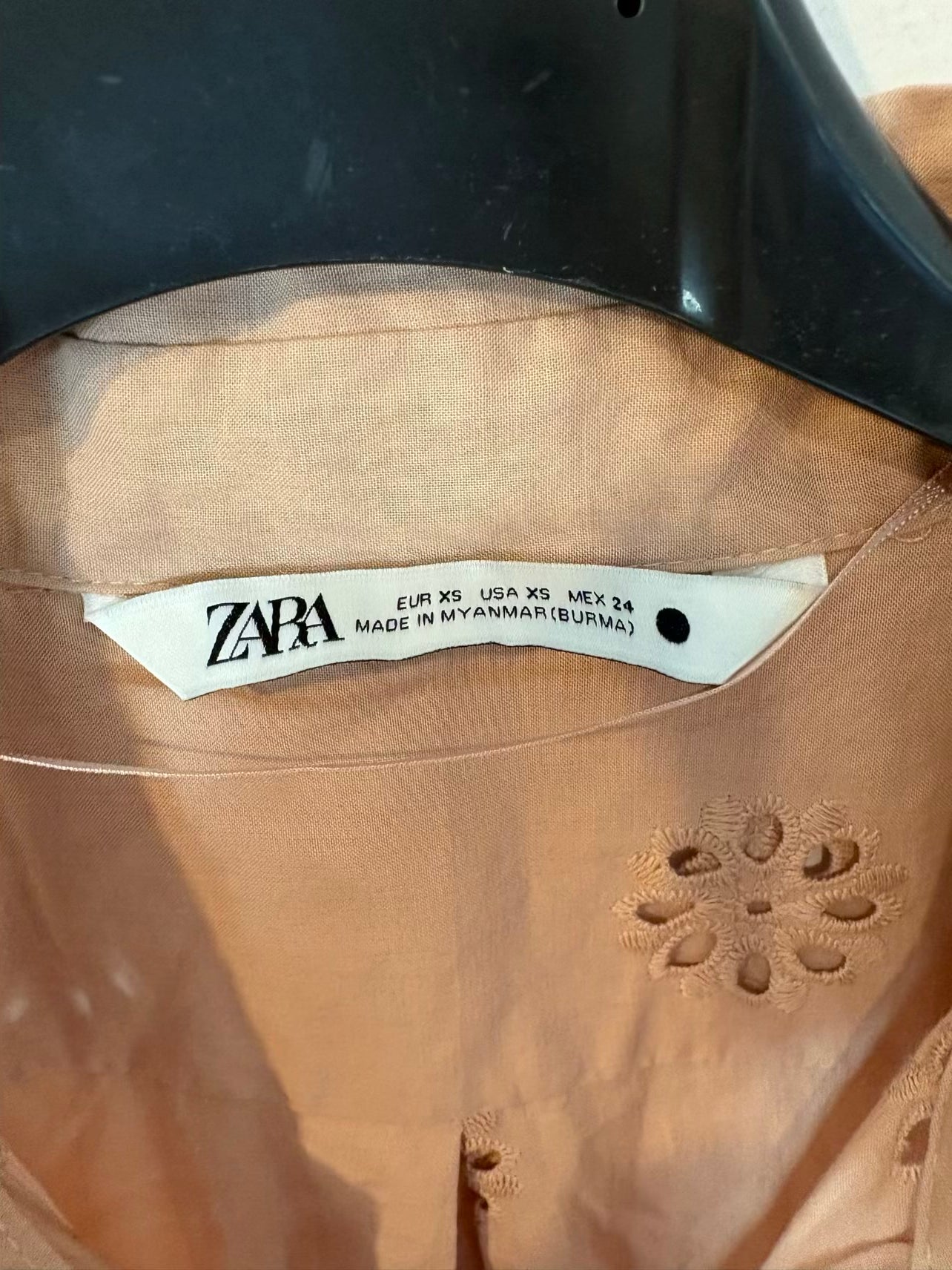 ZARA. Blusa rosa empolvado bordados