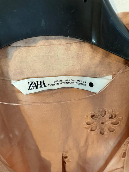 ZARA. Blusa rosa empolvado bordados