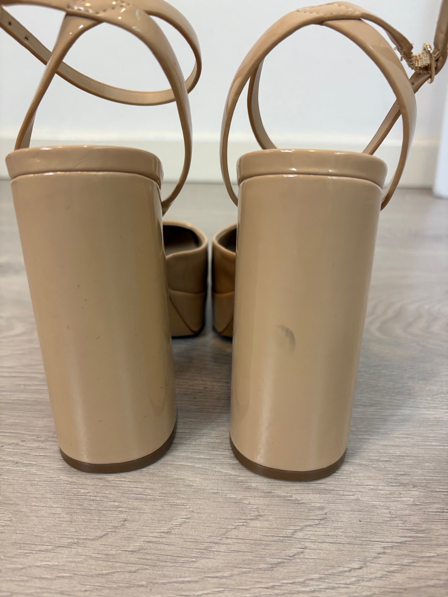 MANGO. Plataforma beige charol T.38