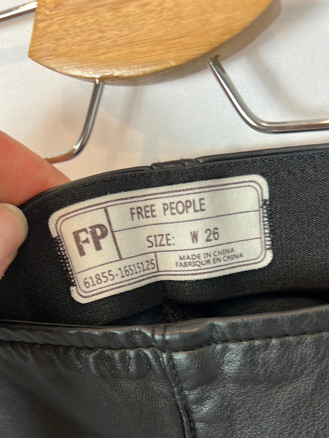 FREE PEOPLE. Pantalones efecto piel campana. T 36