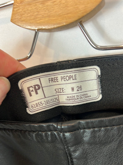 FREE PEOPLE. Pantalones efecto piel campana. T 36