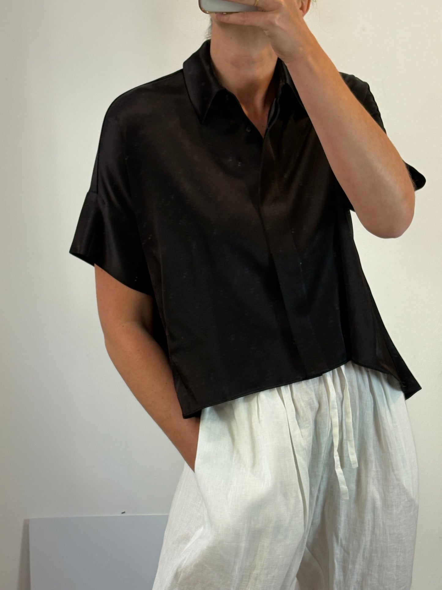 ALICE + OLIVIA. Blusa negra vuelo satinada