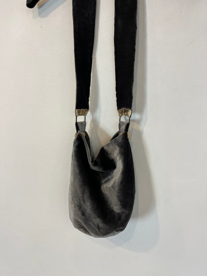 OTRAS. Bolso terciopelo gris
