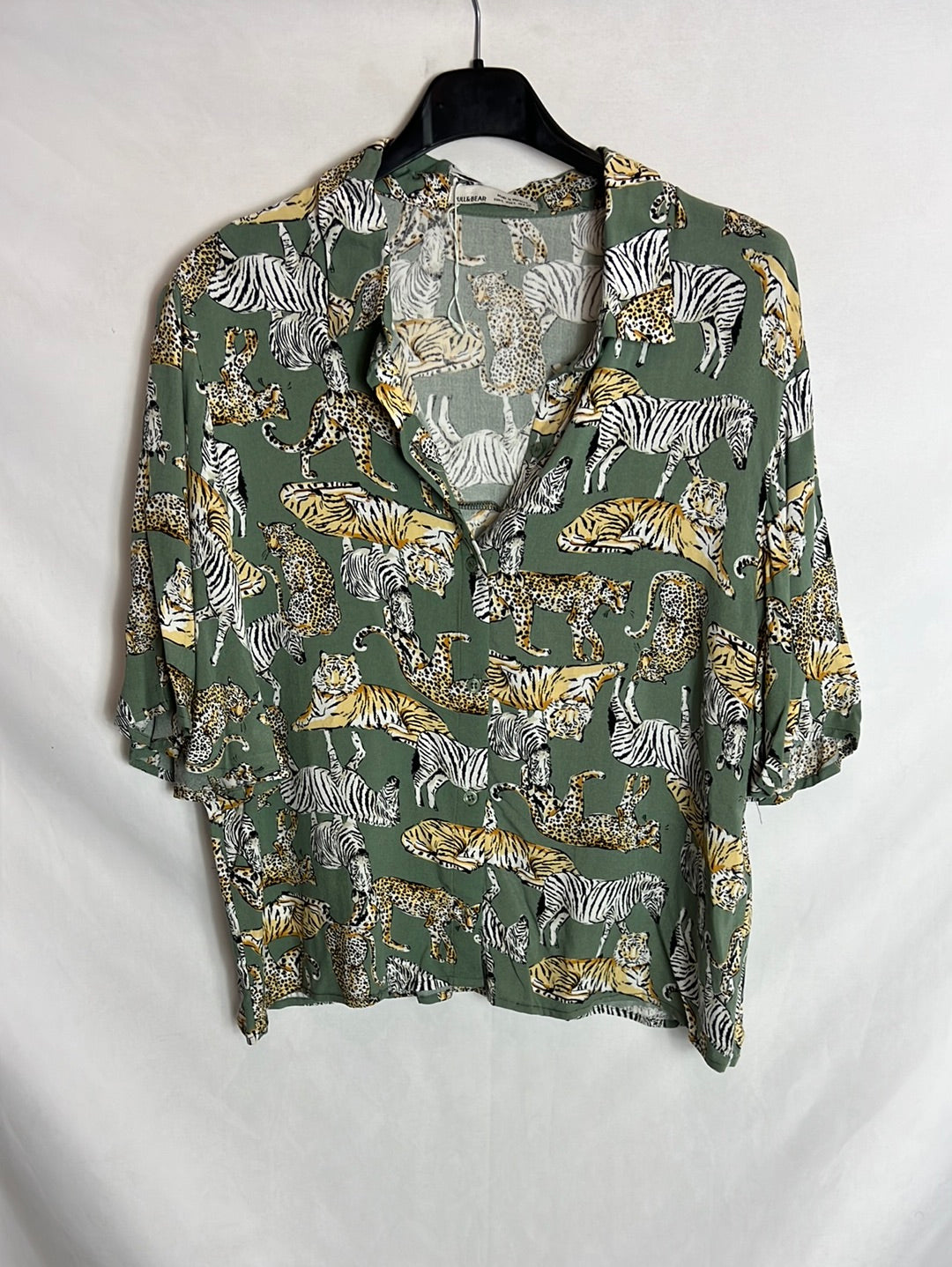 PULL&BEAR . Camisa manga corta verde estampada. T L