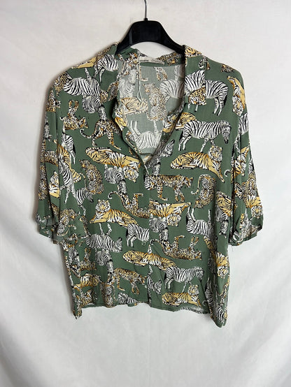 PULL&BEAR . Camisa manga corta verde estampada. T L