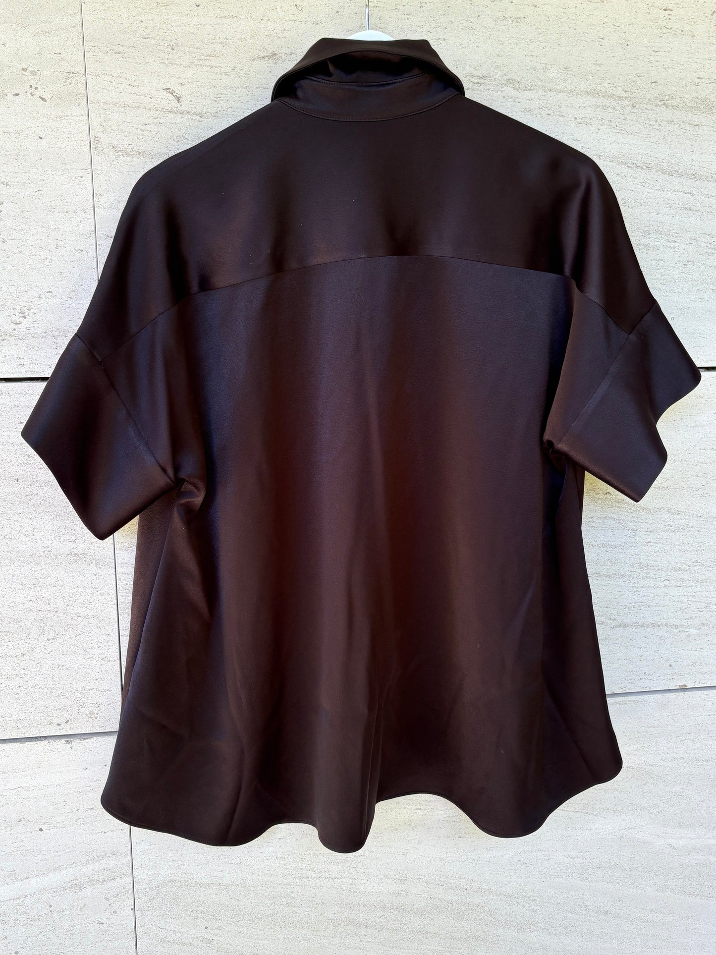 ALICE + OLIVIA. Blusa negra vuelo satinada