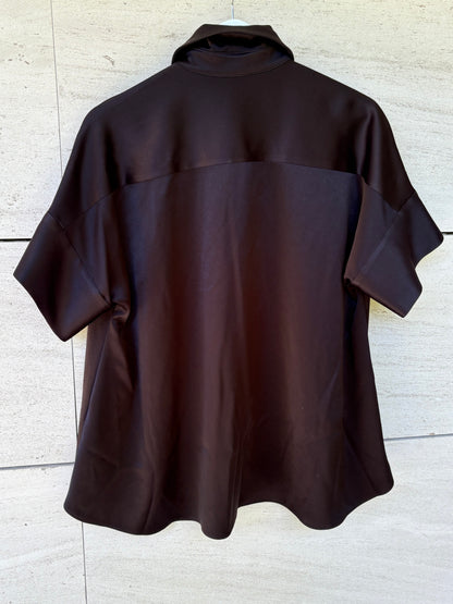 ALICE + OLIVIA. Blusa negra vuelo satinada
