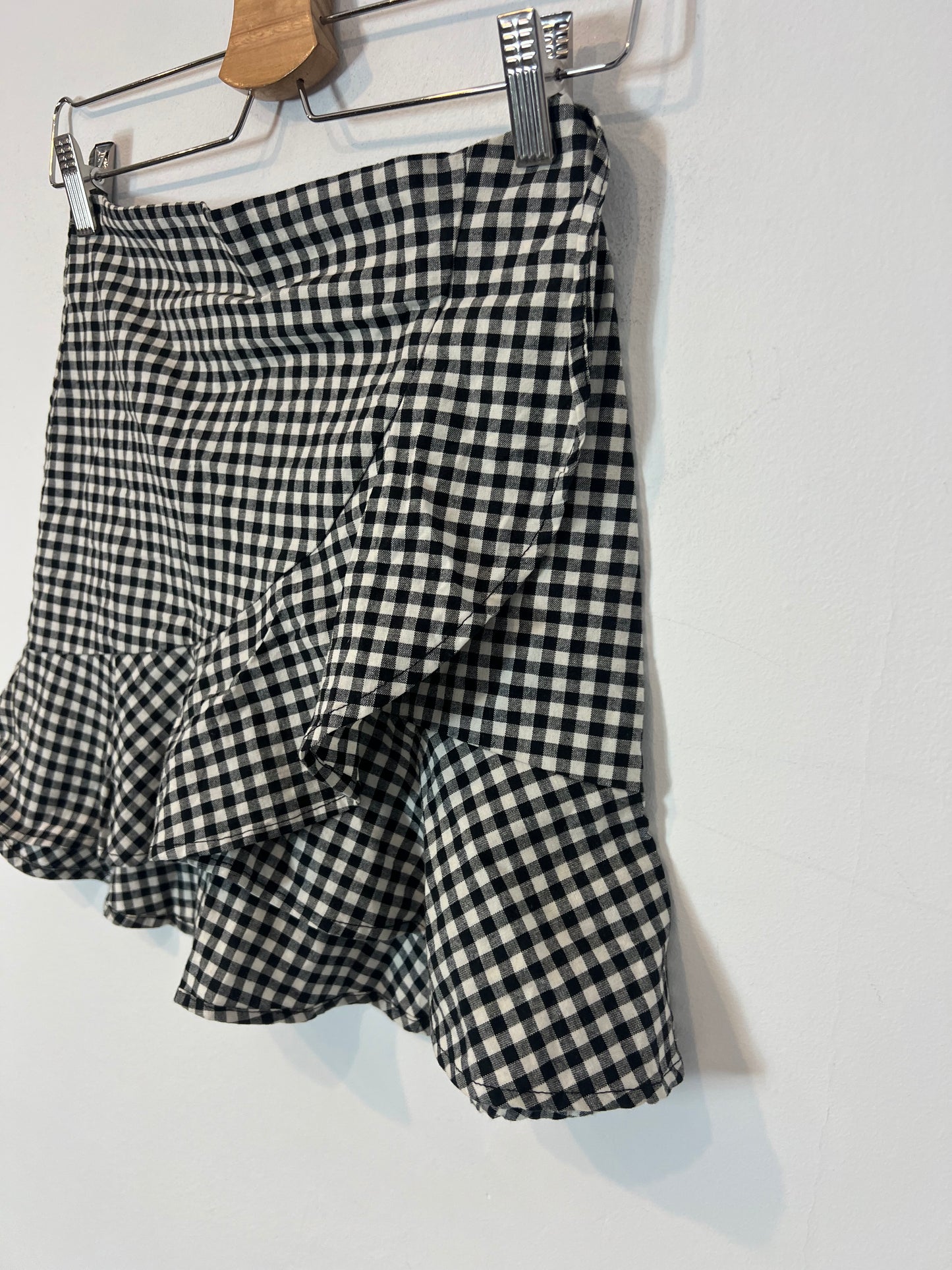H&amp;M. Checkered flounce skirt. XS