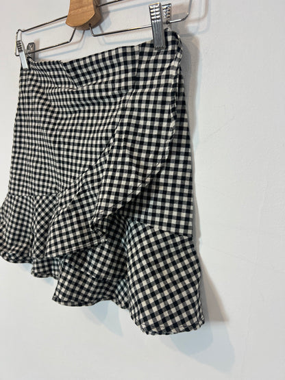 H&amp;M. Checkered flounce skirt. XS