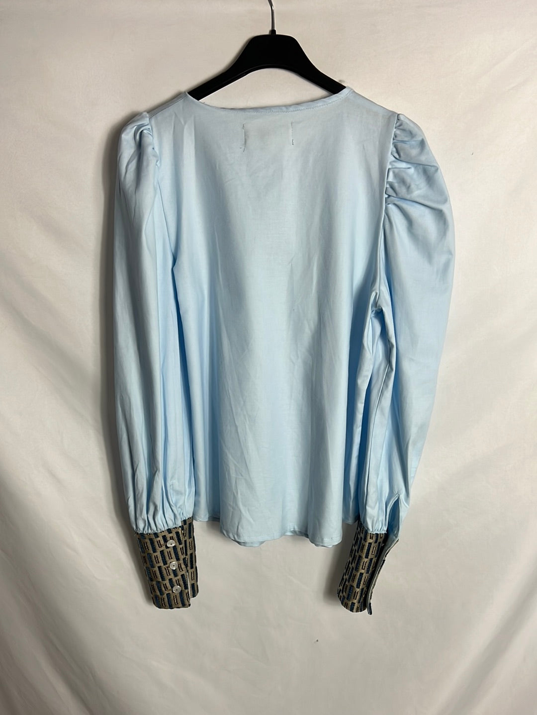 MARÀVIC .Blusa azul claro puños bordados. T XS
