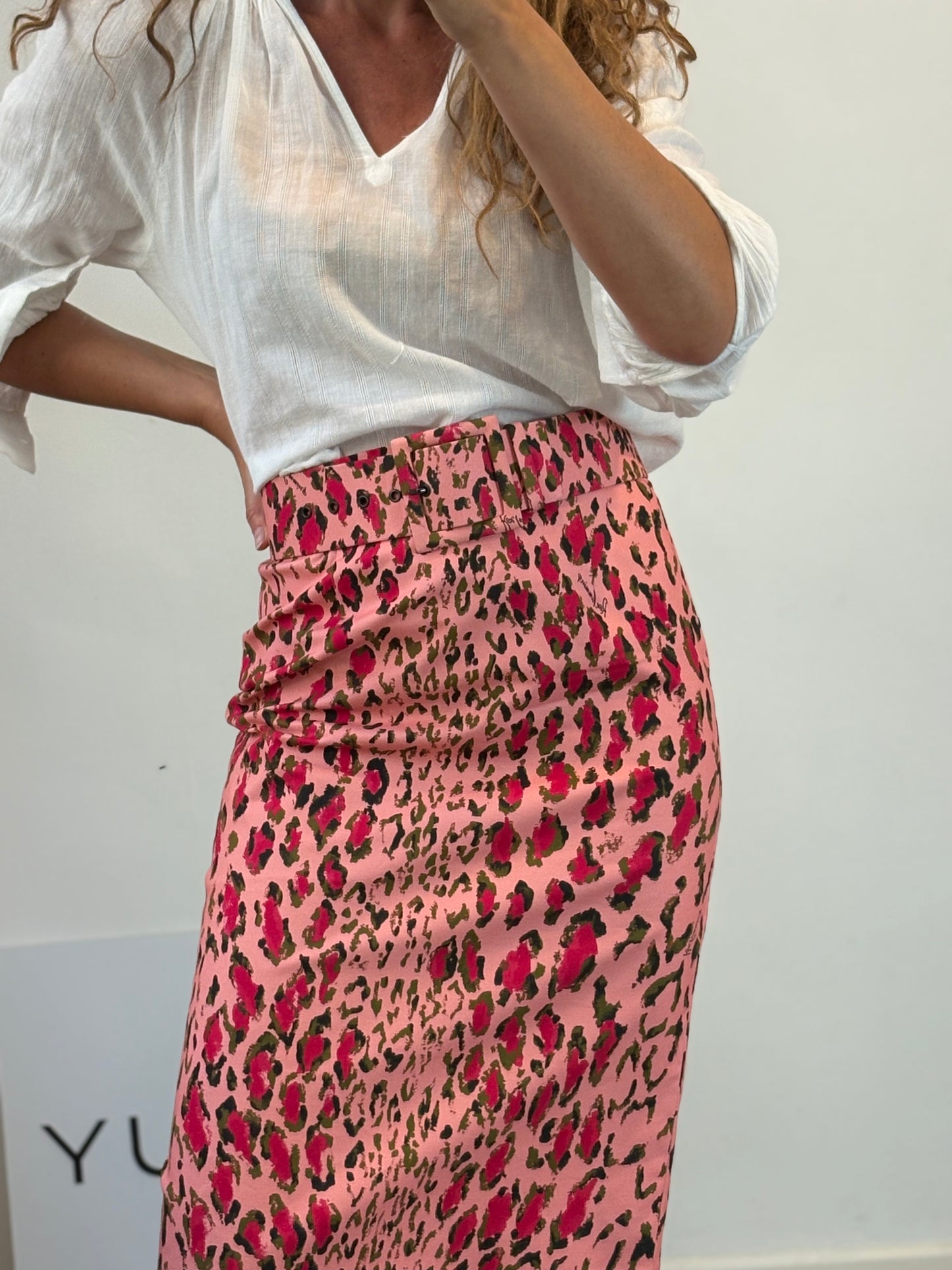 CAROLINA HERRERA . Falda midi estampado con cinturón