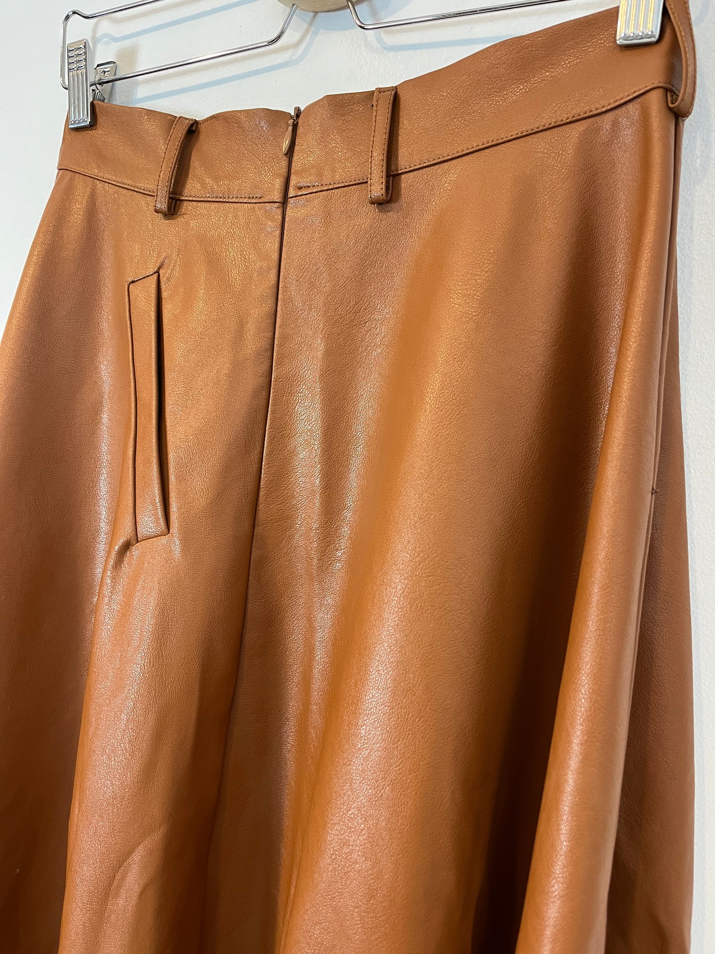 ELLI WHITE. Falda midi efecto piel camel  T.s
