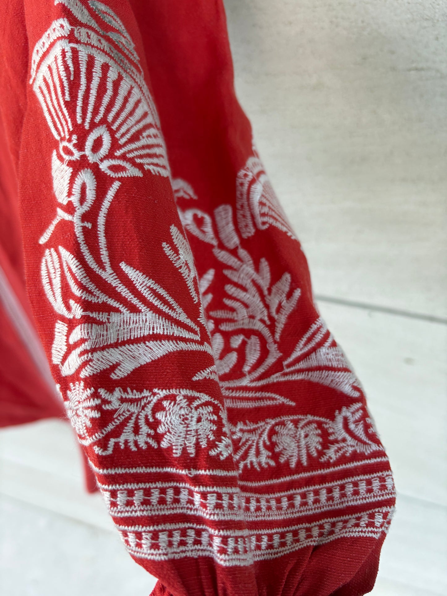 MAJE. Vestido corto rojo bordados. T 1 (S)