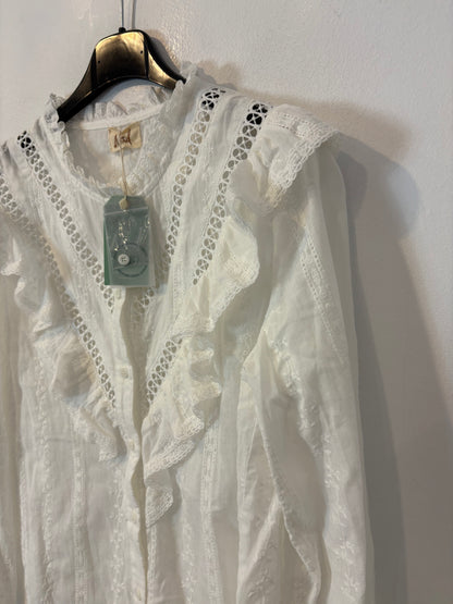 NÜD BY NEKANE. Blusa blanca detalles calados