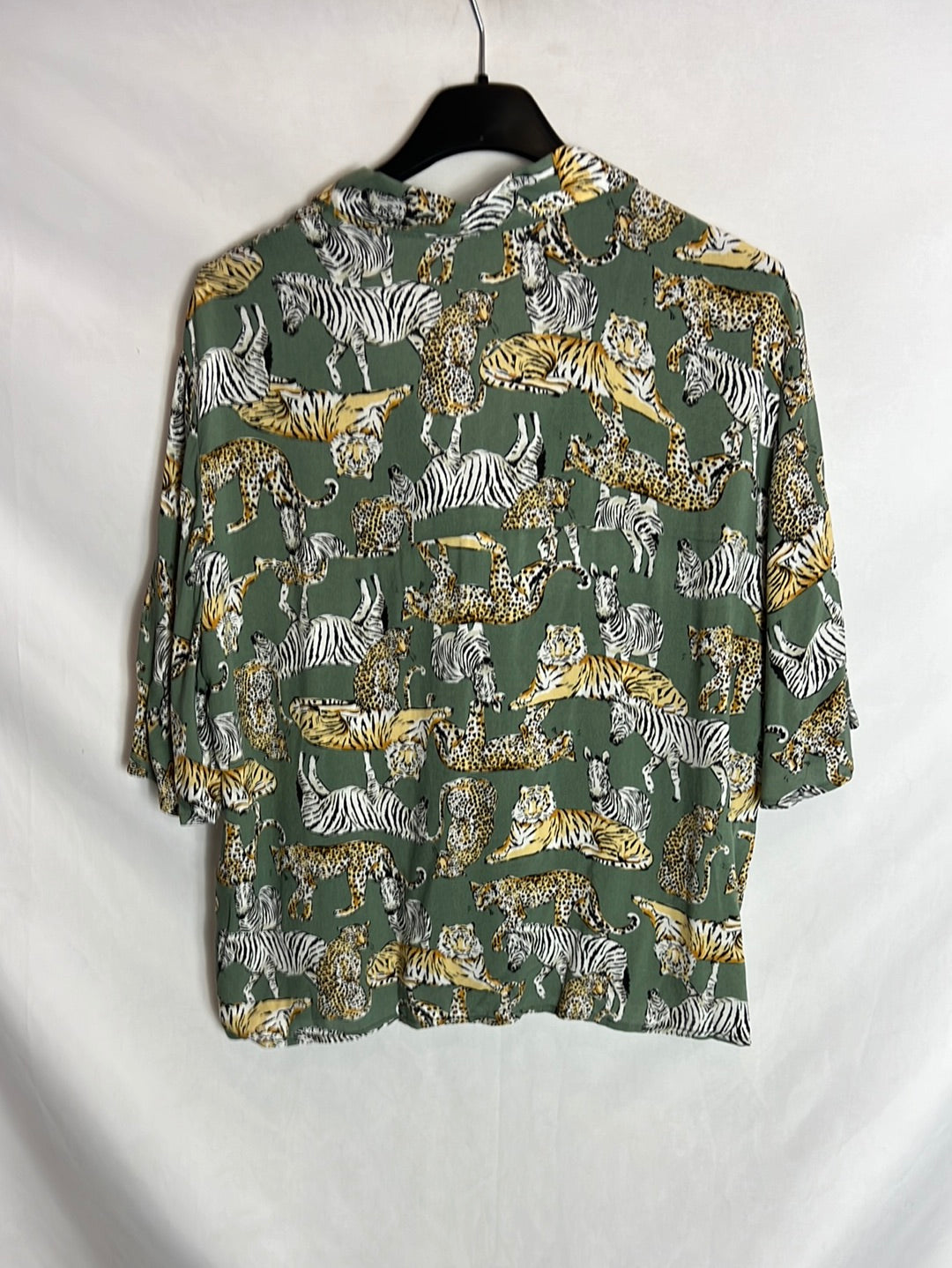 PULL&BEAR . Camisa manga corta verde estampada. T L