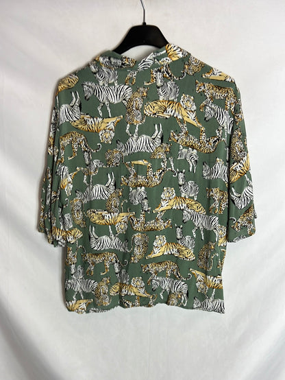 PULL&BEAR . Camisa manga corta verde estampada. T L