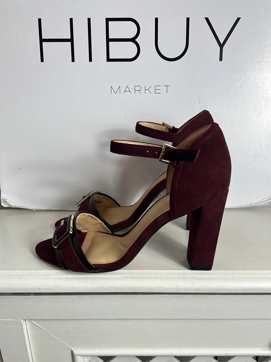 CLARKS. Burgundy buckle sandal. Size 38