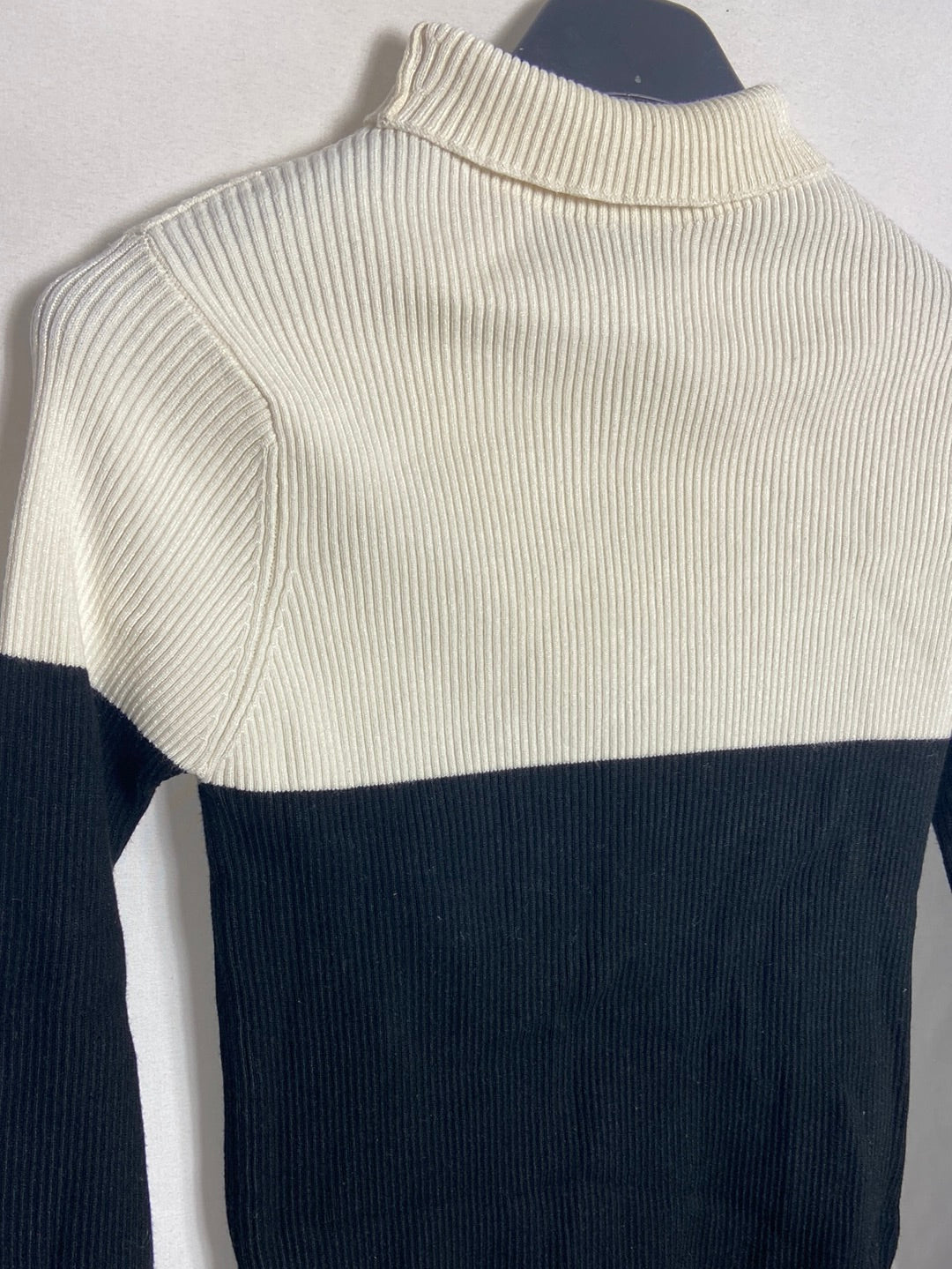 CELOP. Jersey canalé blanco y negro. T S