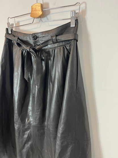 OTRAS. Falda midi piel. T M