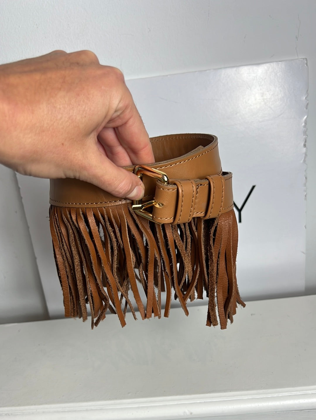 PRISCILA WELTER. Cinturón camel flecos. T 90