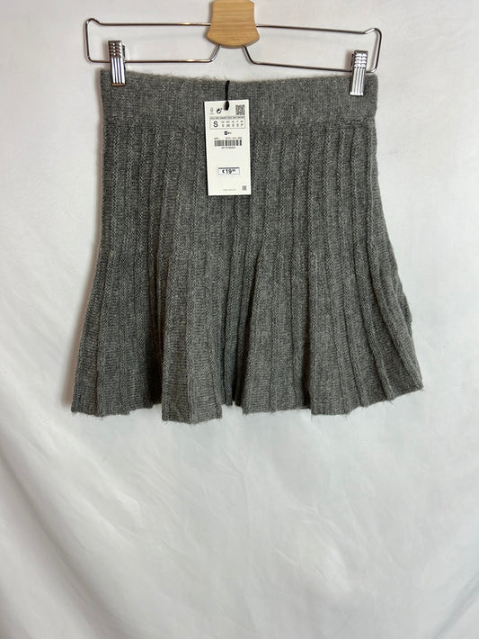 ZARA. Falda punto gris T.s