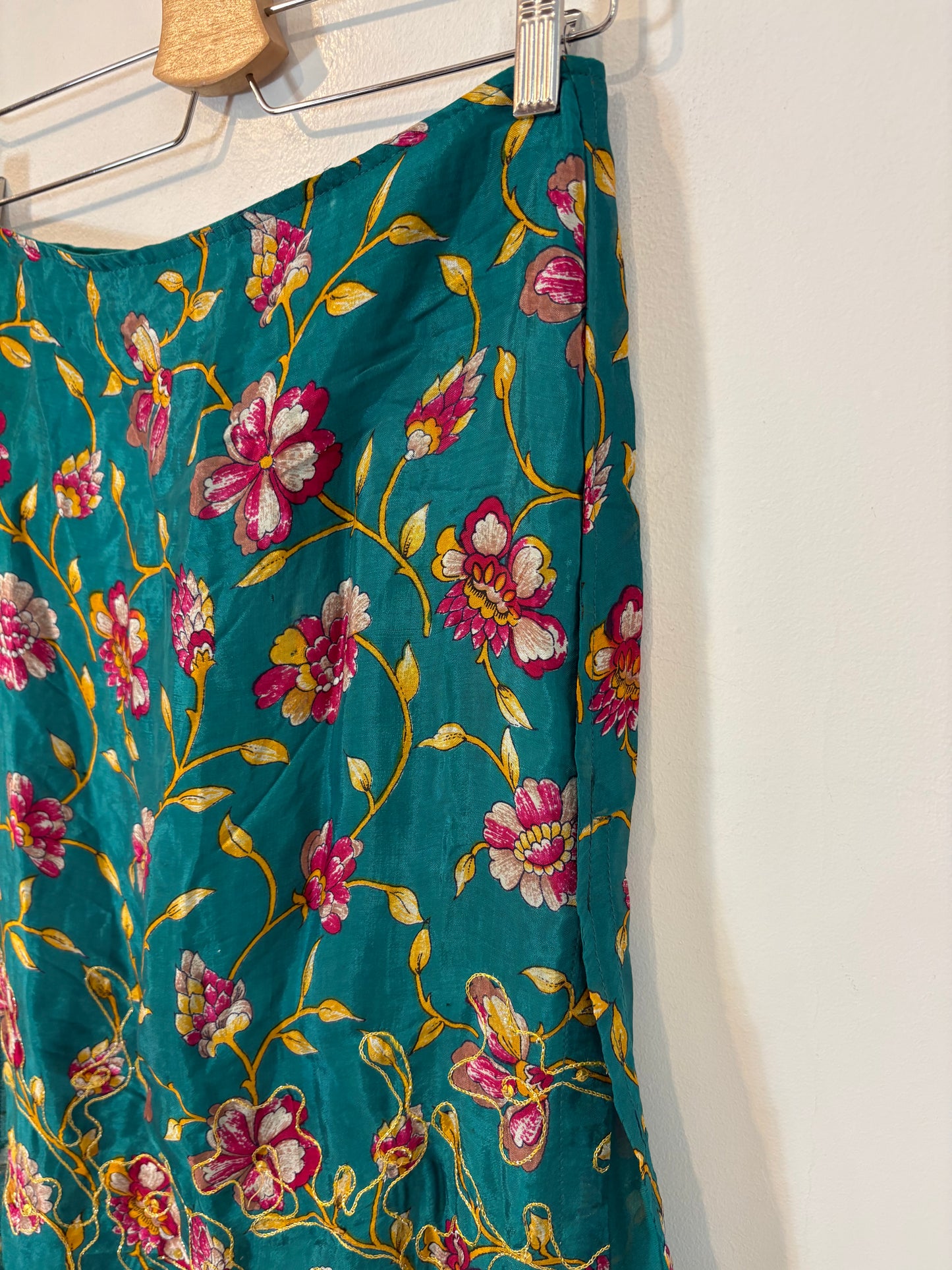 OTRAS.Falda bordados aberturas. T S