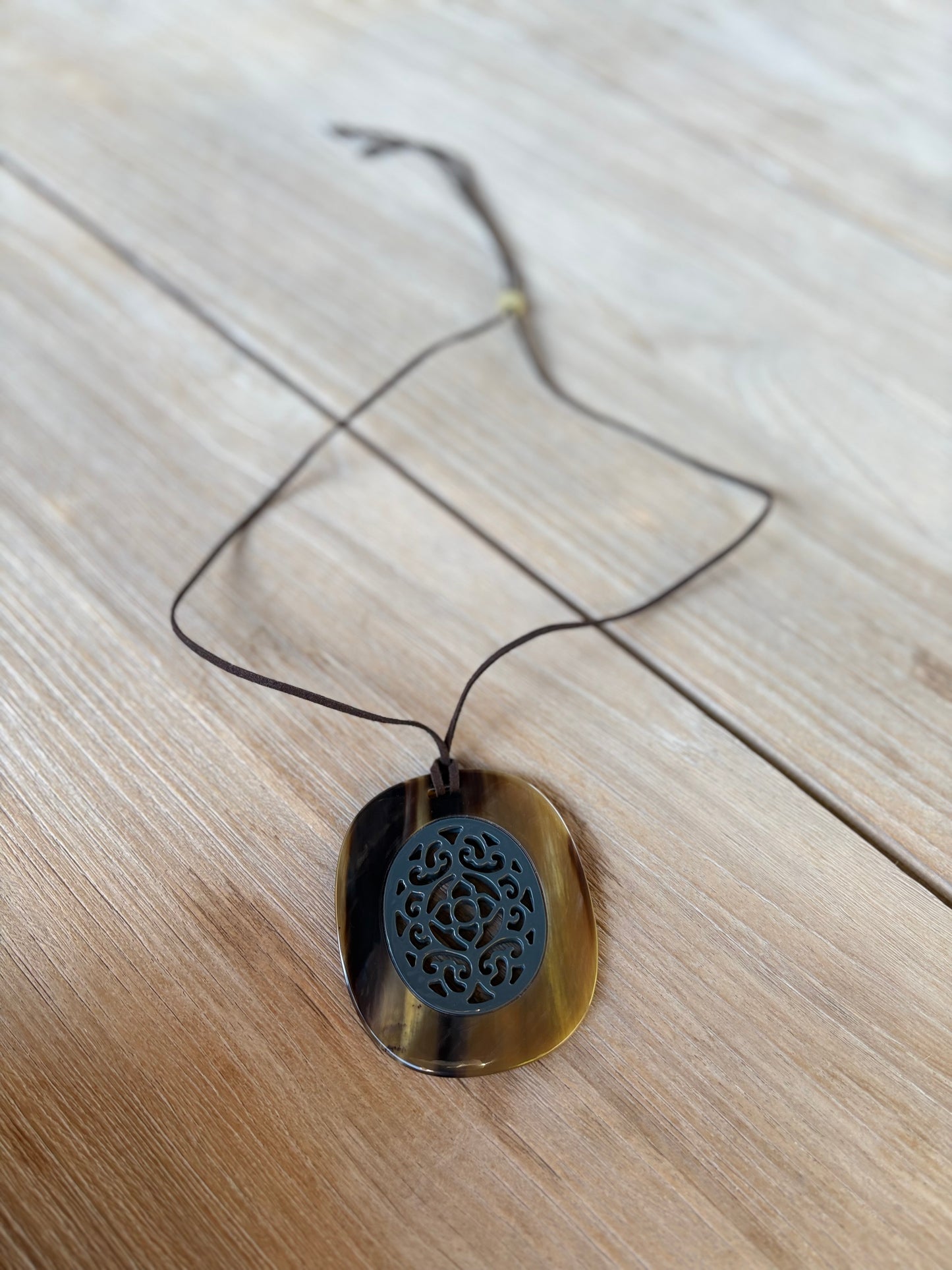 OTRAS. Collar pieza nácar ovalada