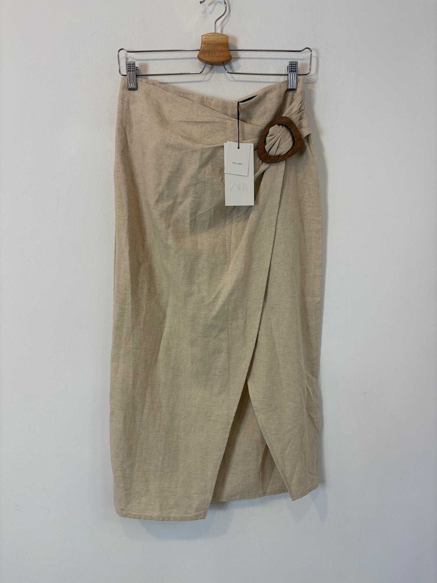 ZARA. Falda beige con lino