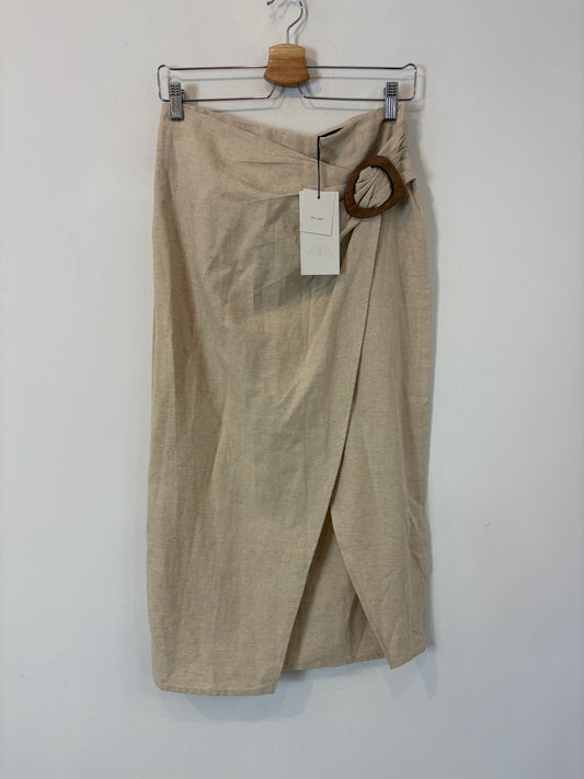 ZARA. Falda beige con lino