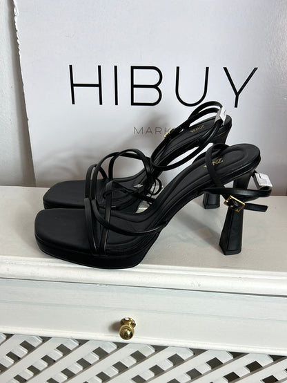 ZARA. Sandalia tiras negras plataforma. T 40