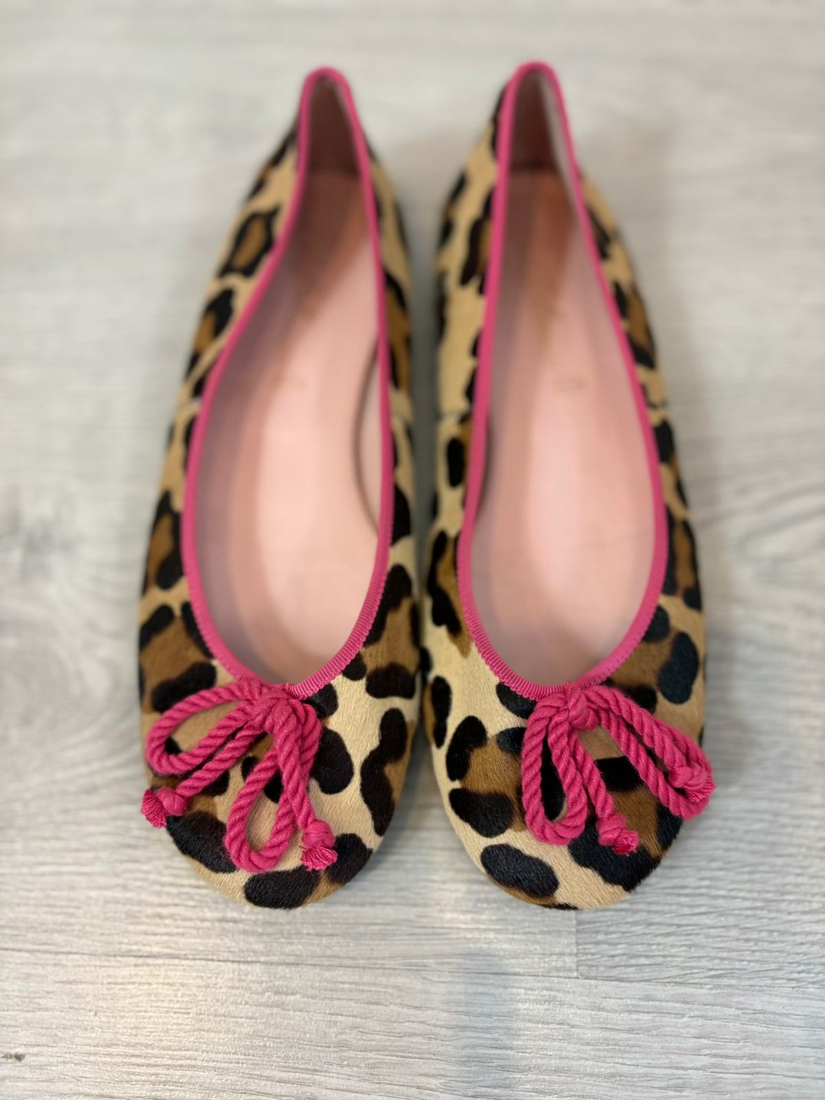 PRETTY BALLERINAS. Bailarinas piel textura detalles en fucsia. T 38