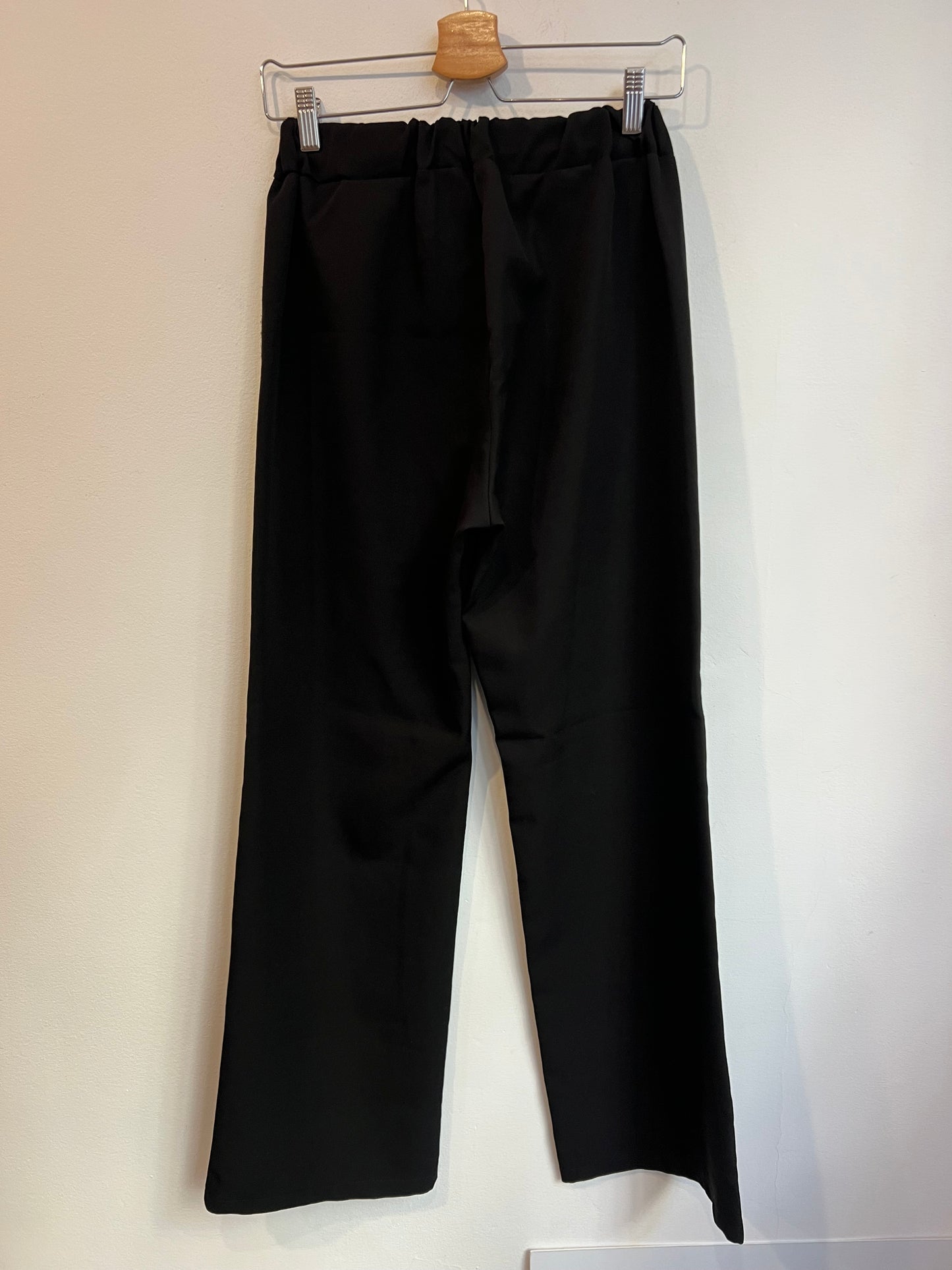OTRAS. Pantalón negro detalle tachuelas. T S
