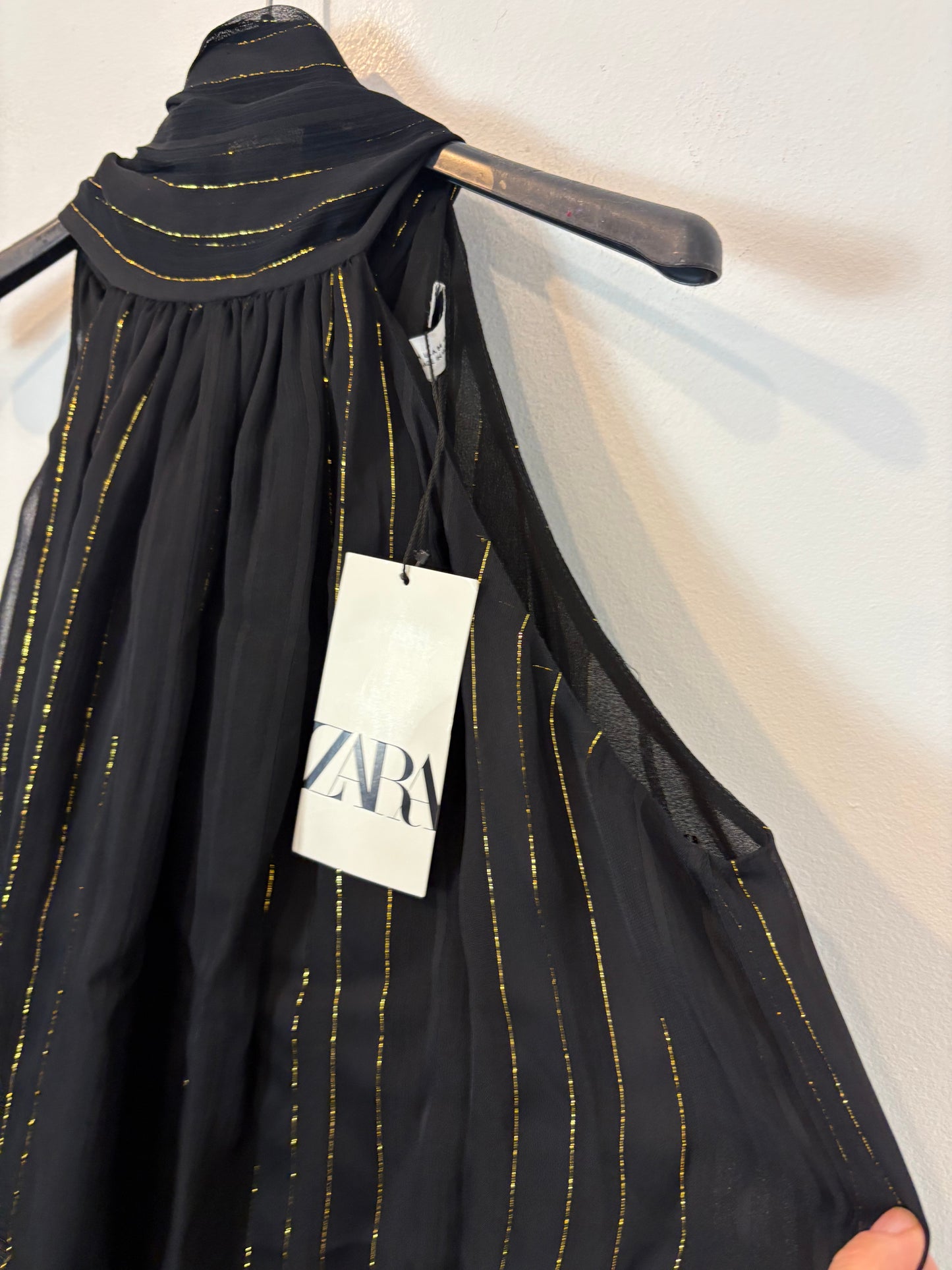 ZARA. Blusa negra sin mangas lazada