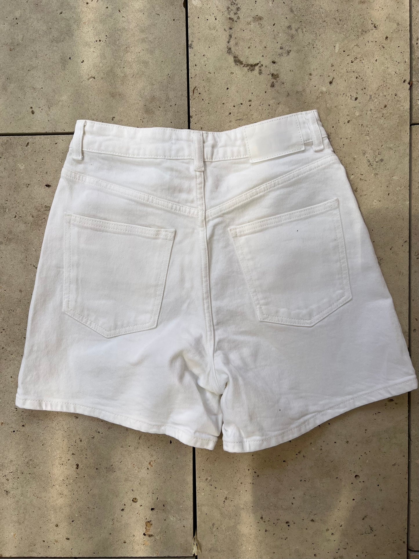 ZARA. Bermuda denim blanca. T 36