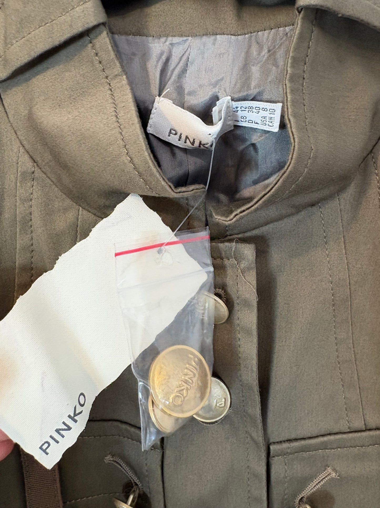 PINKO. Chaqueta verde bolsillos