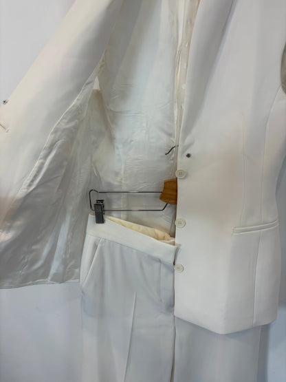 ZARA. Conjunto blanco de chaleco y pantalón