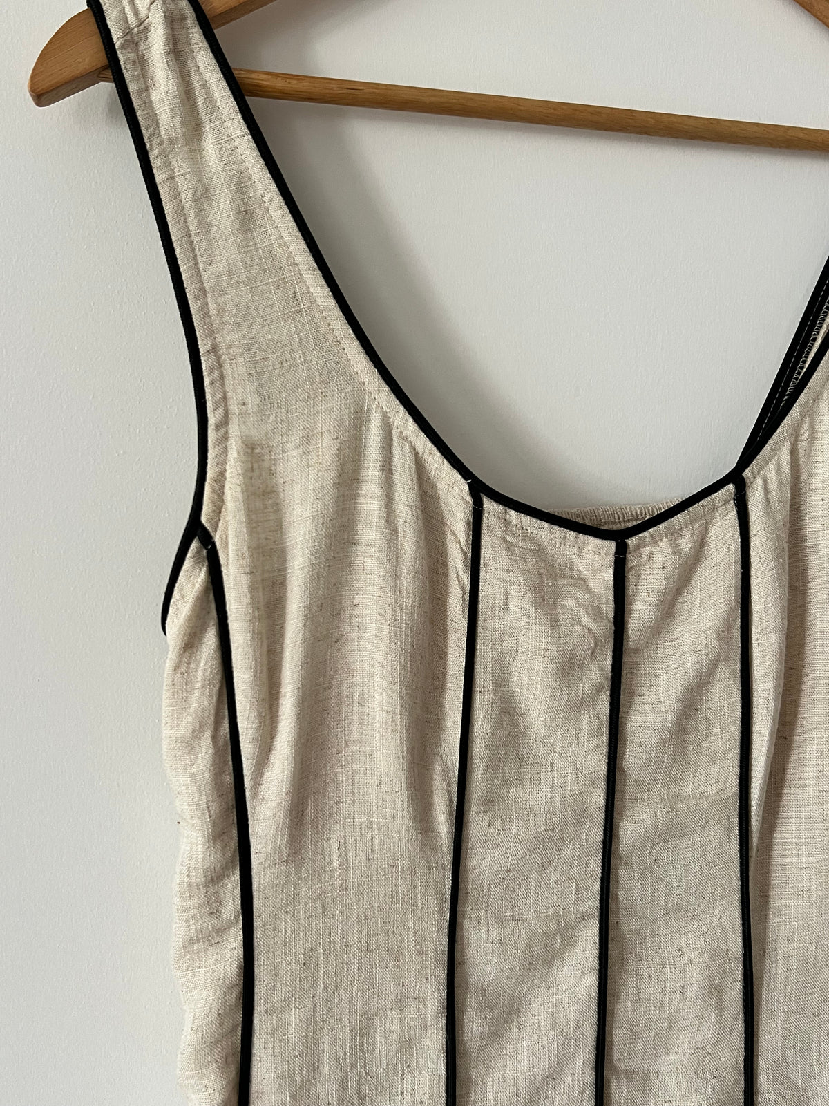 Vestido largo beige detalles negros