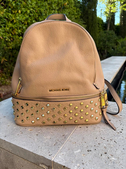 MICHAEL KORS. Mochila mediana piel tachuelas