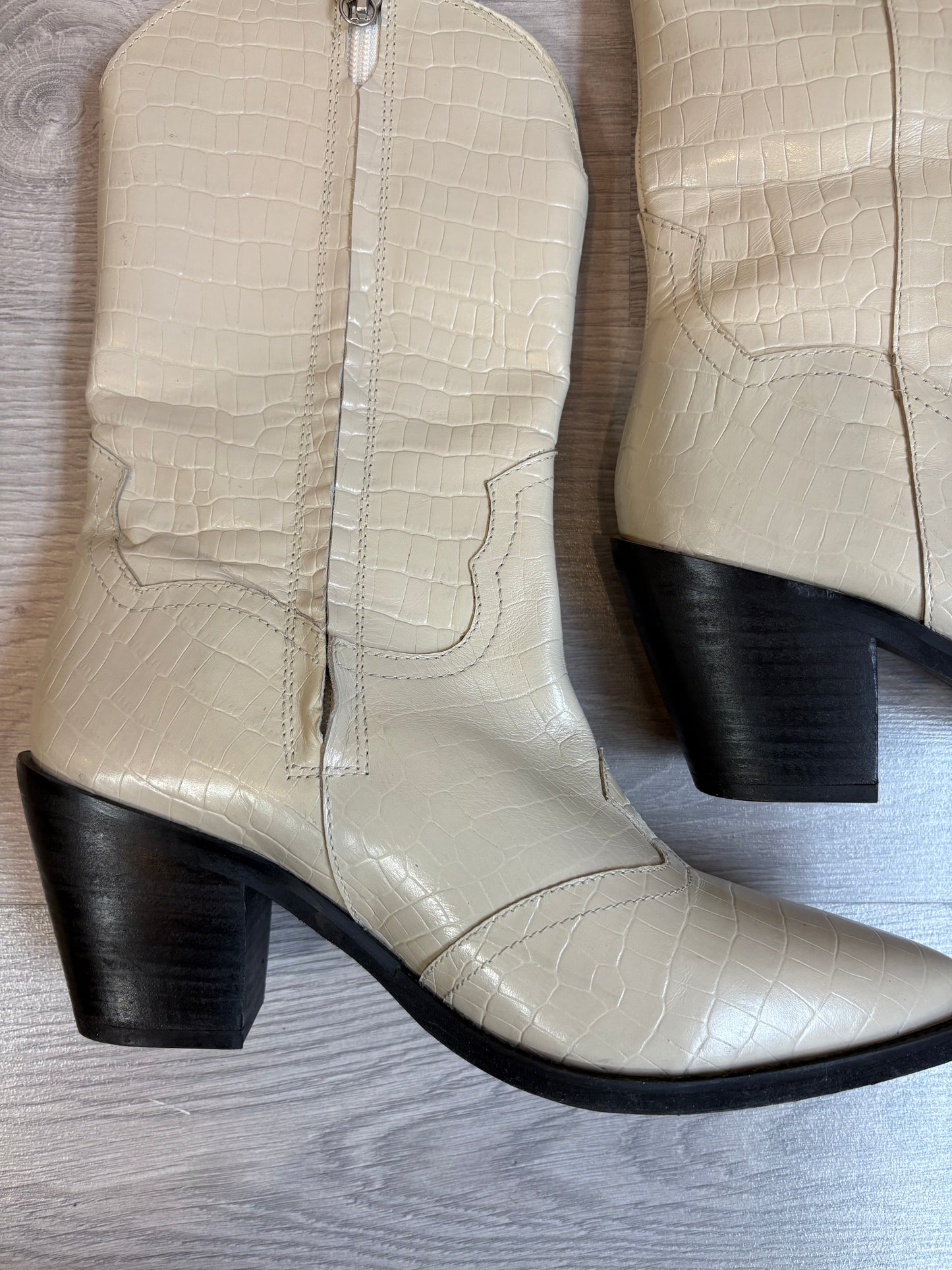 GIOSSEPO. Botas beige piel troquelada. T 41