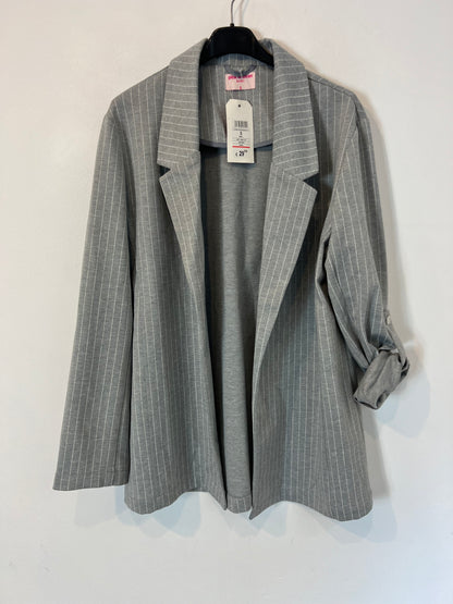 PINK WOMAN. Pinstriped gray blazer. T s