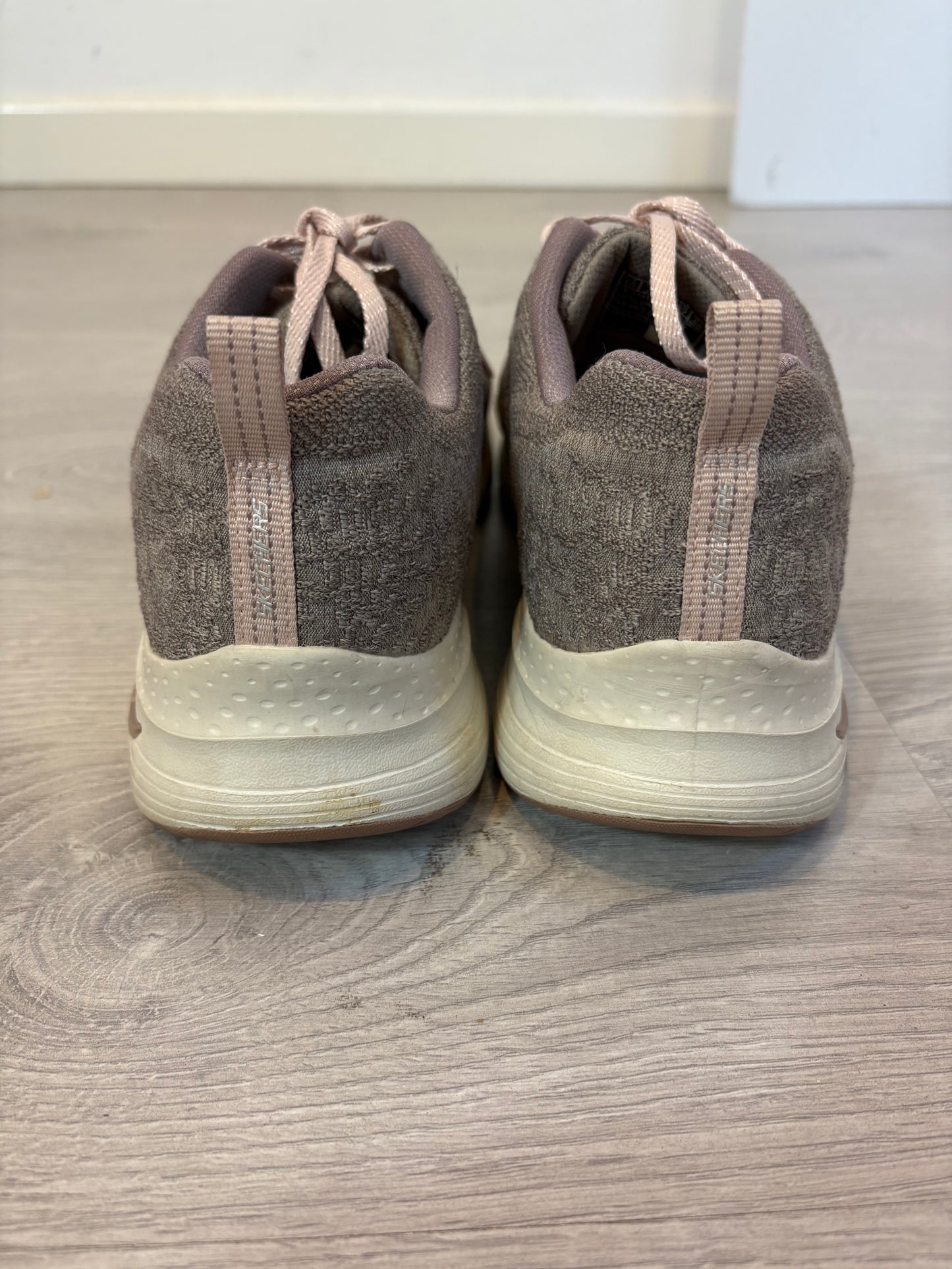 SKECHERS. Zapatillas casual beige textura. T 40