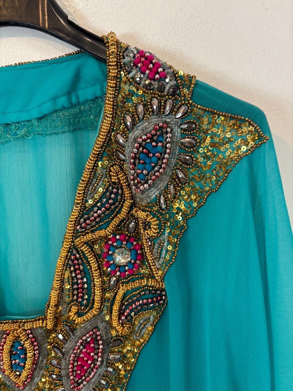 Kaftán azul turquesa escote pedreria