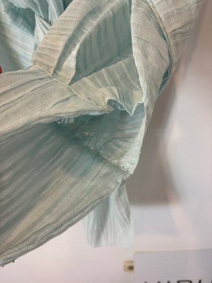 MARIA BARRAGÁN. Blusa azul claro textura lazada