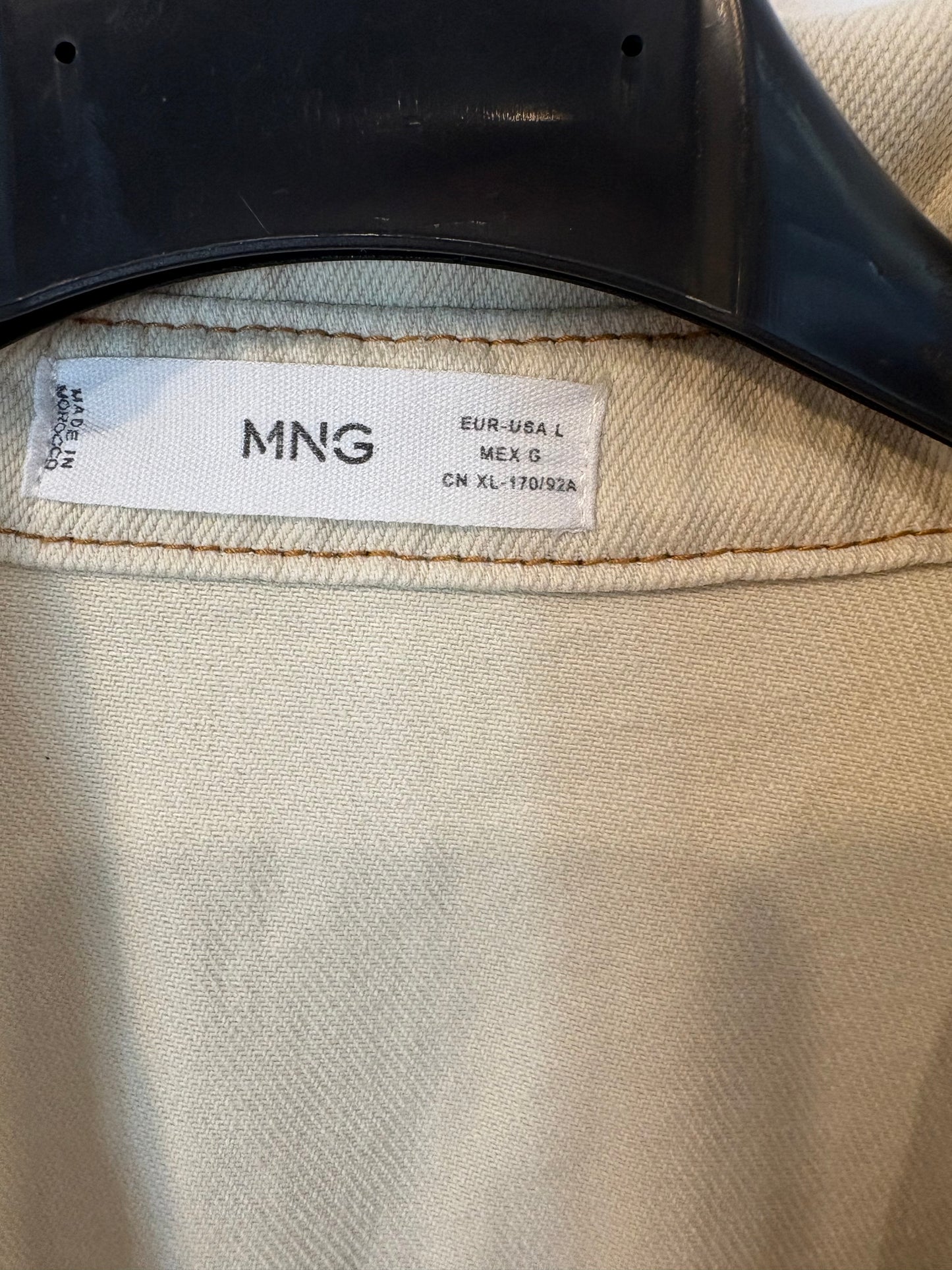 MANGO. Mono denim corto beige