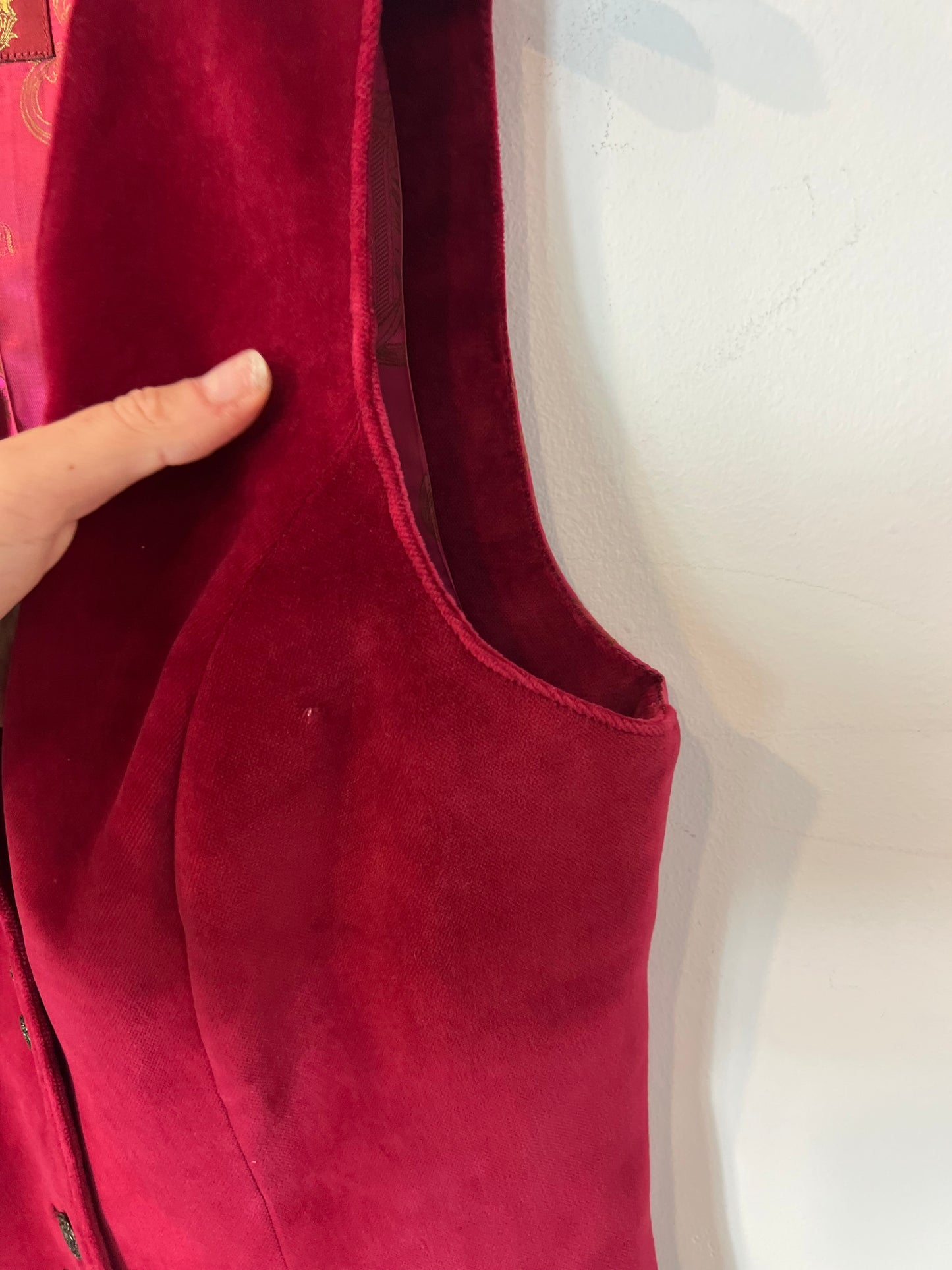 TBA. Chaleco terciopelo burdeos T.36